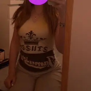 Jätte fint linne från 2000 talet, det står Jamaica på. Jätte bra skick💖jätte söt att styla till ngr low waisted jeans!