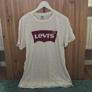 Levis T-shirt  - Levi T-shirt, sparsamt använd. Storlek L. 