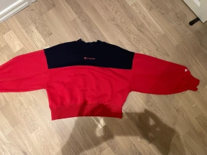 Champion college magtröja Strl S - Storlek s Mjukis tröja från champion  Mag tröja  Mörkblå/röd Djur och rökfri hem 