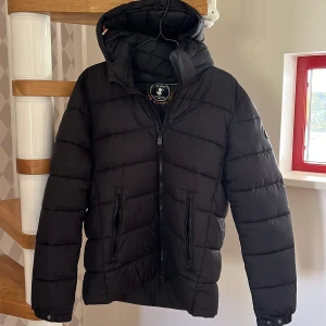 Save the duck jacka - Ny pris på jackan är 2900 och är i jättefint skick(9/10). Bara använd fåtal gånger.