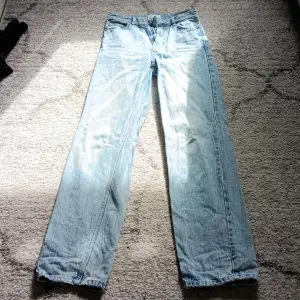 Ett par raka jeans i väldigt bra skick.   Storlek34