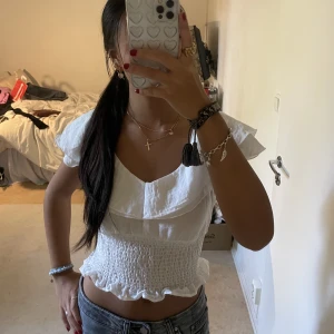 volang topp - söt topp från hm, knappt använt. Öppen rygg och volanger på ärmarna😋