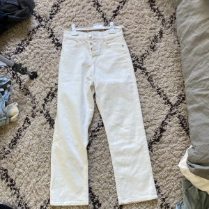Vita jeans från hm - Ett par vita jeans ifrån hm! Använda en gång!💞