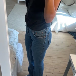 Bootcut jeans - Säljer dessa jättesnygga bootcut jeansen från Gina! Dom är midwaised och passar perfekt på mig som är 165!!! Har inga exakta detaljer så det är dessa bilder som gäller🙌🙌 