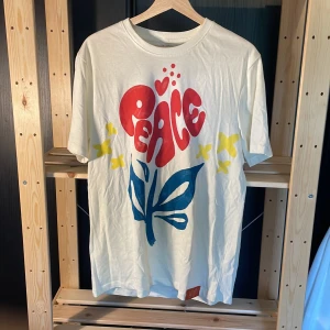 T-shirt med tryck - T-shirt med tryck på framsidan i olika färger  Aldrig använd