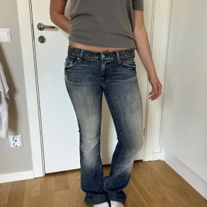 As balla lågmidjade jeans med nitar❤️‍🔥❤️‍🔥❤️‍🔥❤️‍🔥 - Så coola lågmidjade jeans  från 7 for all mankind😍😍waist 28, hon på bilden är 167 för referens MIDJEMÅTT: 80
