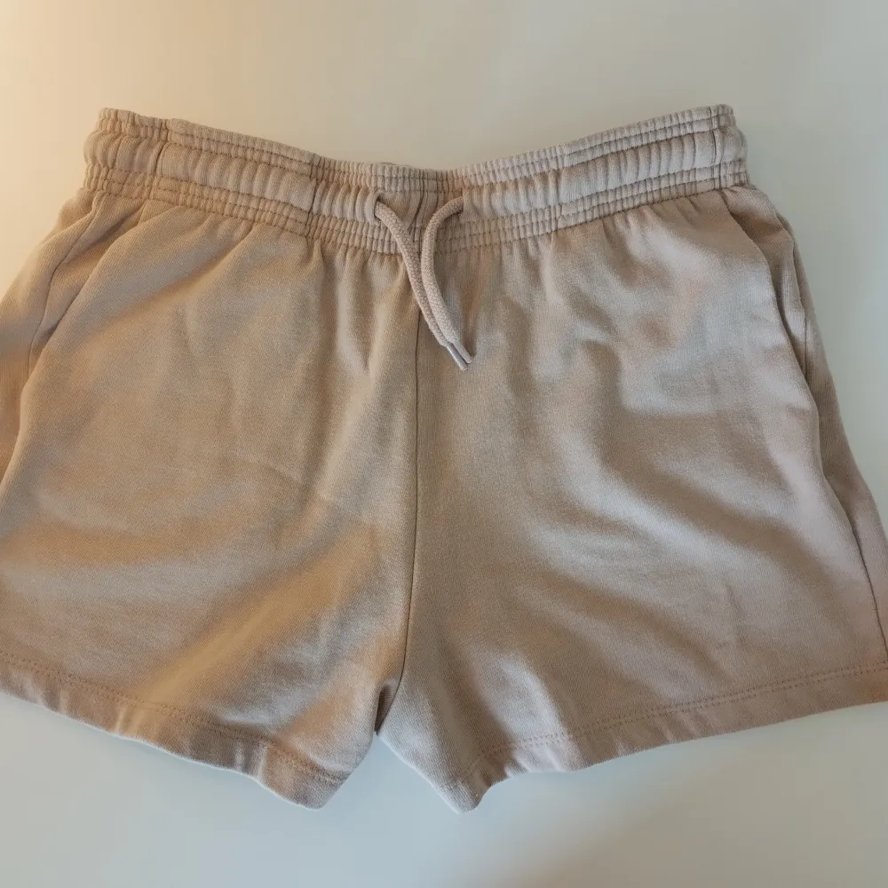 Ett par shorts från Lager 157. Super fina säljer för att dom blivigt för små. Använda någon gång men inga tecken på det. . Shorts.
