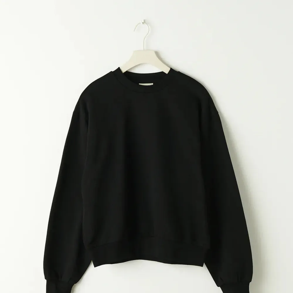  Säljer denna sjukt fina svarta tröjan ta den tyvärr inte kommer till användning. ett jättefint basplagg som verkligen bara inte kommer till användning. Använd gärna köp nu!❤️. Hoodies.