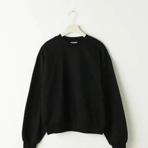  Säljer denna sjukt fina svarta tröjan ta den tyvärr inte kommer till användning. ett jättefint basplagg som verkligen bara inte kommer till användning. Använd gärna köp nu!❤️