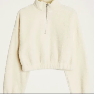 Fluffig tröja - (Lånade bilder) en fluffig croppad tröja från Gina tricot. Knappt använd så i bra skick.