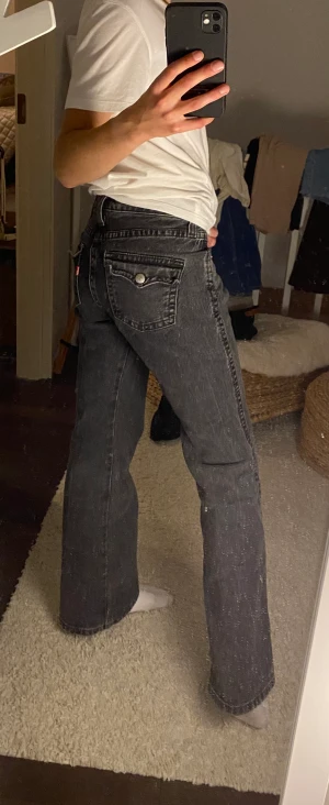 Levis Noughties bootcut jeans! - Levis Noughties bootcut jeans. Storlek W26 L32. Använda men i gott skick! 