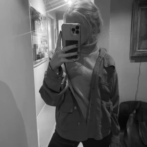 Grön jacka - Super snygg grön jacka från sofie schnoor köpt för 1300 ish men i nyskick.