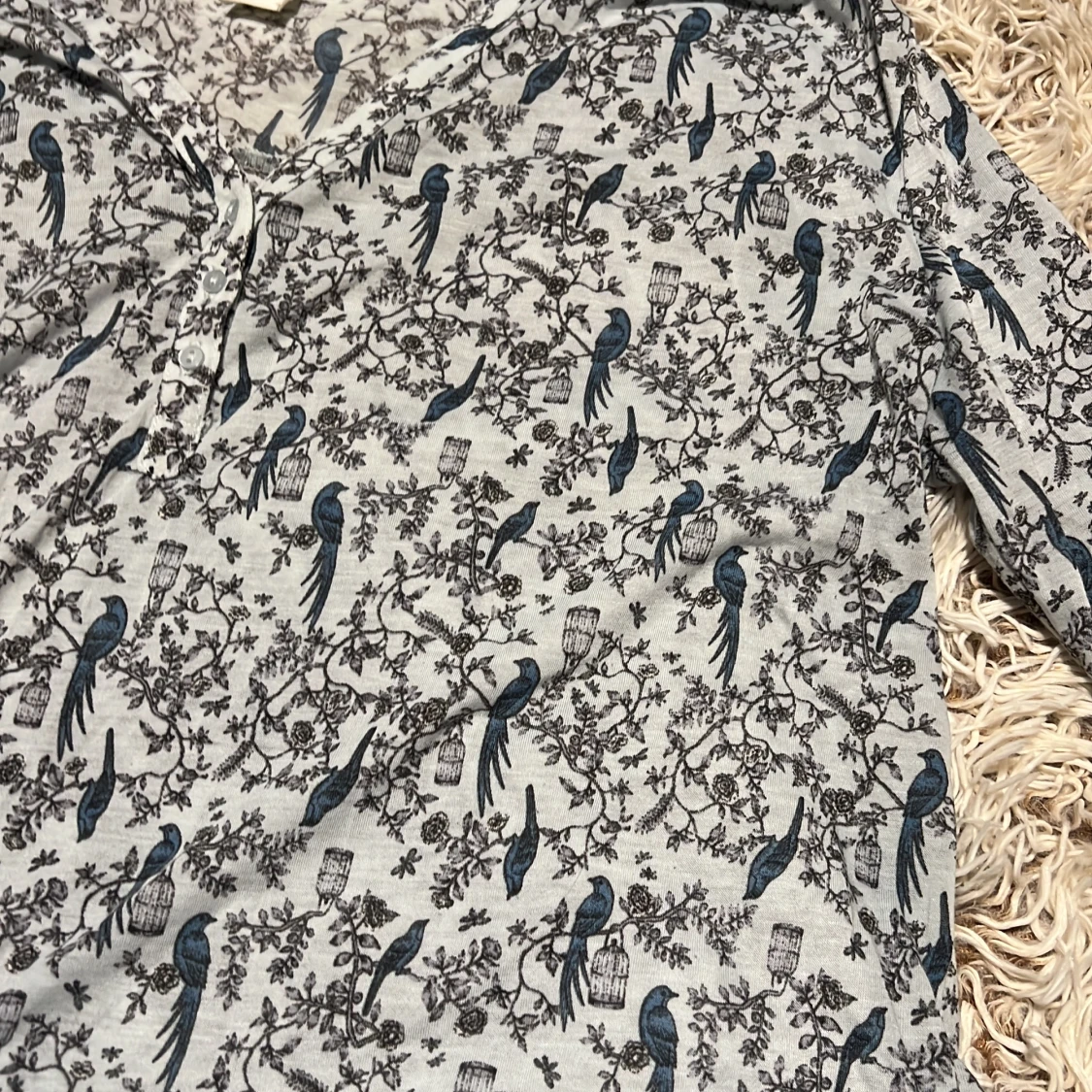 Vit/blå blus med blå fågelmönster H&M - 2