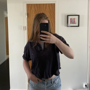 Tommy hilfiger  - En avklippt Tommy hilfiger piké köpt på brandy Melville i usa för några år sedan🇺🇸. Aldrig kommit till användning tyvärr och därav är lappen kvar! ✨ Är i storlek L men skulle säga att den passar alla beroende på hur man vill att den ska sitta!😋