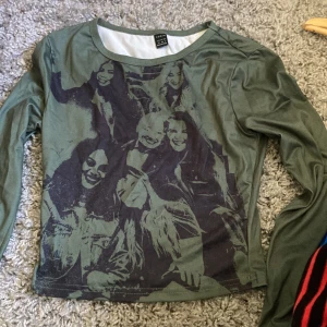 Shein tröja - Tröja med tryck från shein som jag inte använder🫶🏽 