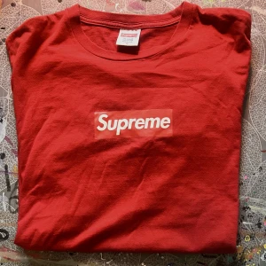 Supreme 20th anniversary box logo - 20th anniversary box logo/”bogo” från Supreme. Otroligt bra skick. Väldigt hyped piece från 2014