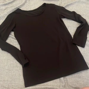 Uniqlo Heattech Extra Warm t-shirt - See the image for the size details. still in very good condition, only wore a few times