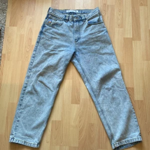 Ljusblåa Polar 93 - Säljer pga för lite användning. Smått nötta nedtill, annars bra skick. Rip Gamla loggan.