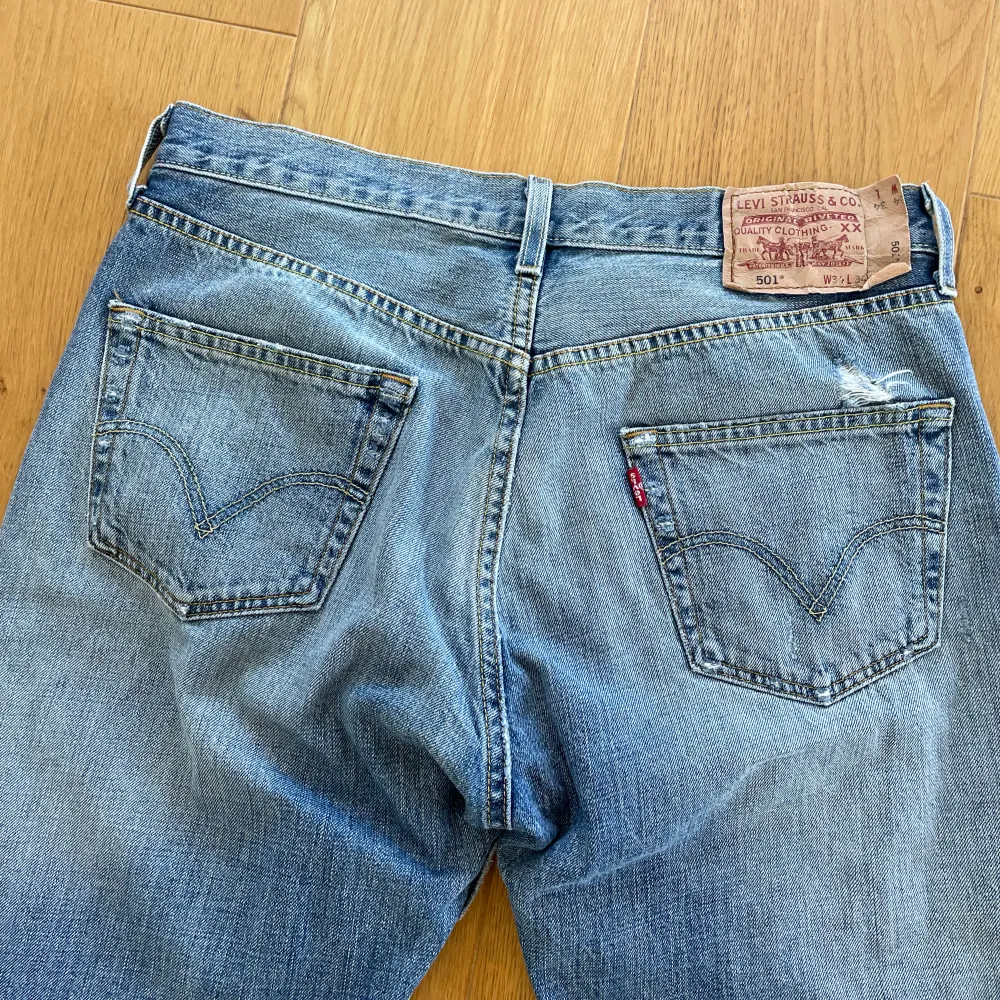 Här är mina Levis 501 som jag inte använder längre, riktigt cool tvätt med snygga detaljer.. Jeans & Byxor.