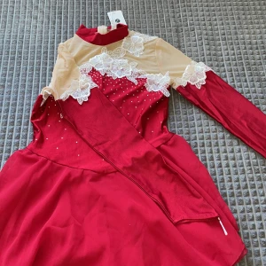 Konståkning klänning  - En röd konståkning klänning. Aldrig använd. Går att diskutera pris 