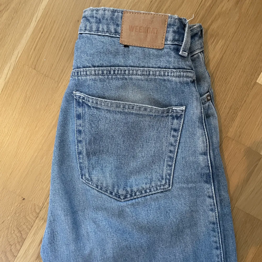 Dags att sälja mina favorit jeans från weekday i modellen Rowe, de har en slits längst ner🫶🏼 orginalpris 590kr, jag säljer för 170kr + frakt. Jeans & Byxor.