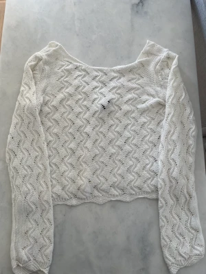 Tröja från Gina  - Stickad tröja från Gina Tricot. Har sytt där bak (synd knappt) och har ett hål i armen men går lätt att sy