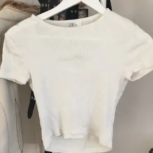 vit basic ribbad crop top från H&M. är i storlek S men har töjts ut lite så skulle säga att den är i M. är annars i bra skick💗💗läs bio