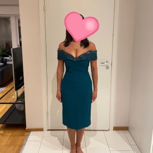 Klänning  - Säljer min fina klänning. Väldigt unik av sitt slag. Använd vid ett tillfälle. Säljs inte i butik längre. Kan användas på bal bröllop etc. Nypris 2500kr. Pris kan diskuteras 💗