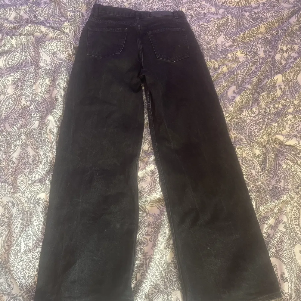 Svarta jeans bra skick använda 2 gånger storlek 28tum. Jeans & Byxor.