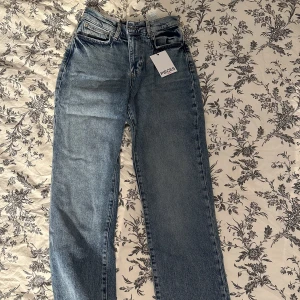 Jeans  - Helt nya jeans från Pieces. Har en slits vid bensluten. Storlek 26/32. Passar bra på mig som vanligtvis bär storlek Xs.