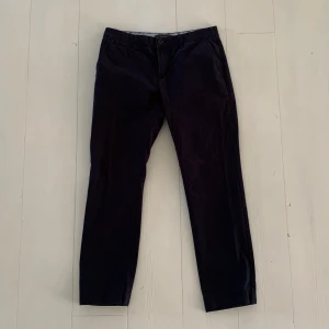 Byxor Hampton strl 32/32 - Herrbyxor från Hampton (Kappahl) i strl 32/32. Sparsamt använda, i gott skick. 