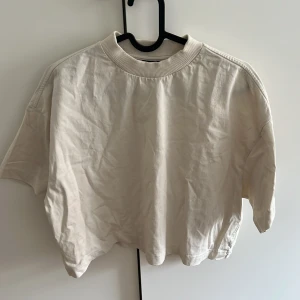 Croppad tröja från Dr. denim  - En crop- top från dr. denim i en beige aktig färg. Strl. S! Aldrig använd, bara testad hemma! 🤍