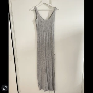 Långklänning med slits  - -