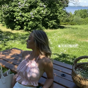 Satintopp från Obsession Stockholm  - Rosa satintopp från Obsession Stockholm! Aldrig använd! Köpt för 500kr. St M men eftersom man knyter den så går den bra att ha om man är en mindre eller större storlek också! (Lånade bilder)