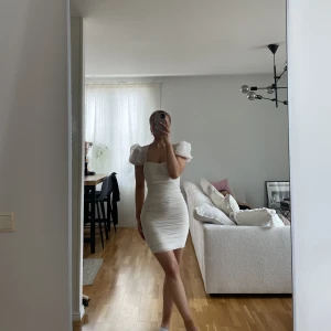 Vit klänning⚡️ - Superfin klänning från Nelly, helt ny aldrig använd. Perfekt till studenten! ⚡️