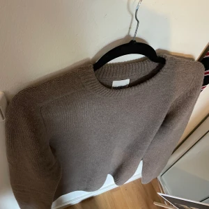 Stickad sweatshirt - Helt oanvänd Sweatshirt av 100% ull. Köpt på mq