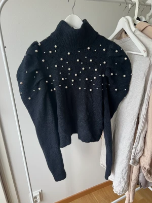 Stickad tröja med pärlor  - Stickad tröja med pärlor. Från Gina. Strl M.  150kr