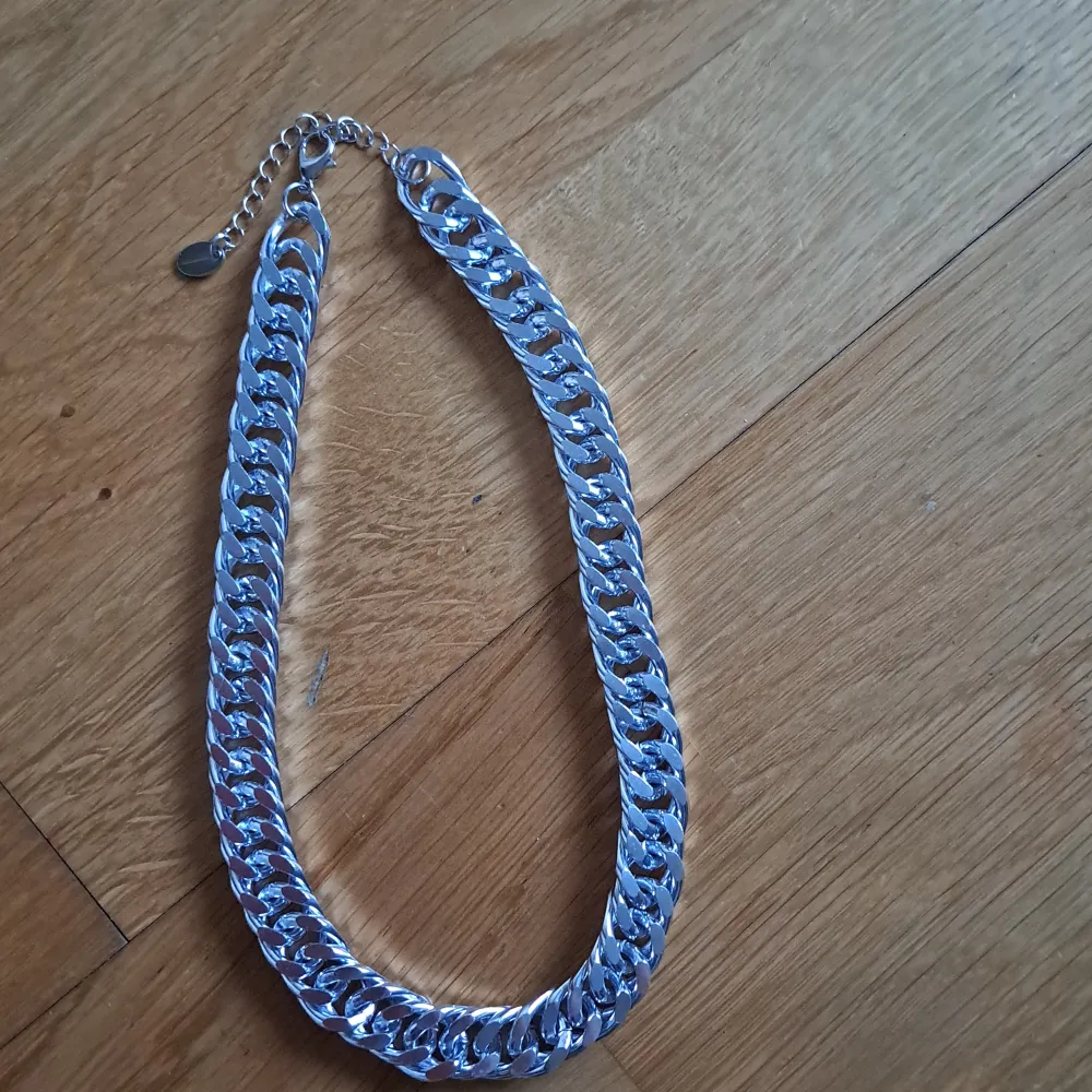 Halsband i form av kedja från ur & penn. . Accessoarer.