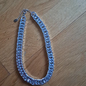 Halsband från ur och penn - Halsband i form av kedja från ur & penn. 