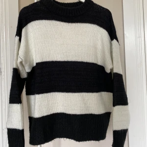 Stickad tröja - Jättefin stickad tröja i storlek XS från lager 157. Använd nån enstaka gång, ganska stor i storleken 100kr eller bud