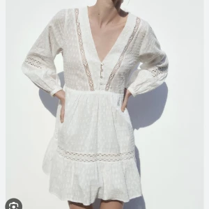 Klänning från zara - Superfin klänning från Zara. Perfekt som studentklänning, till midsommar eller bara till sommaren! 