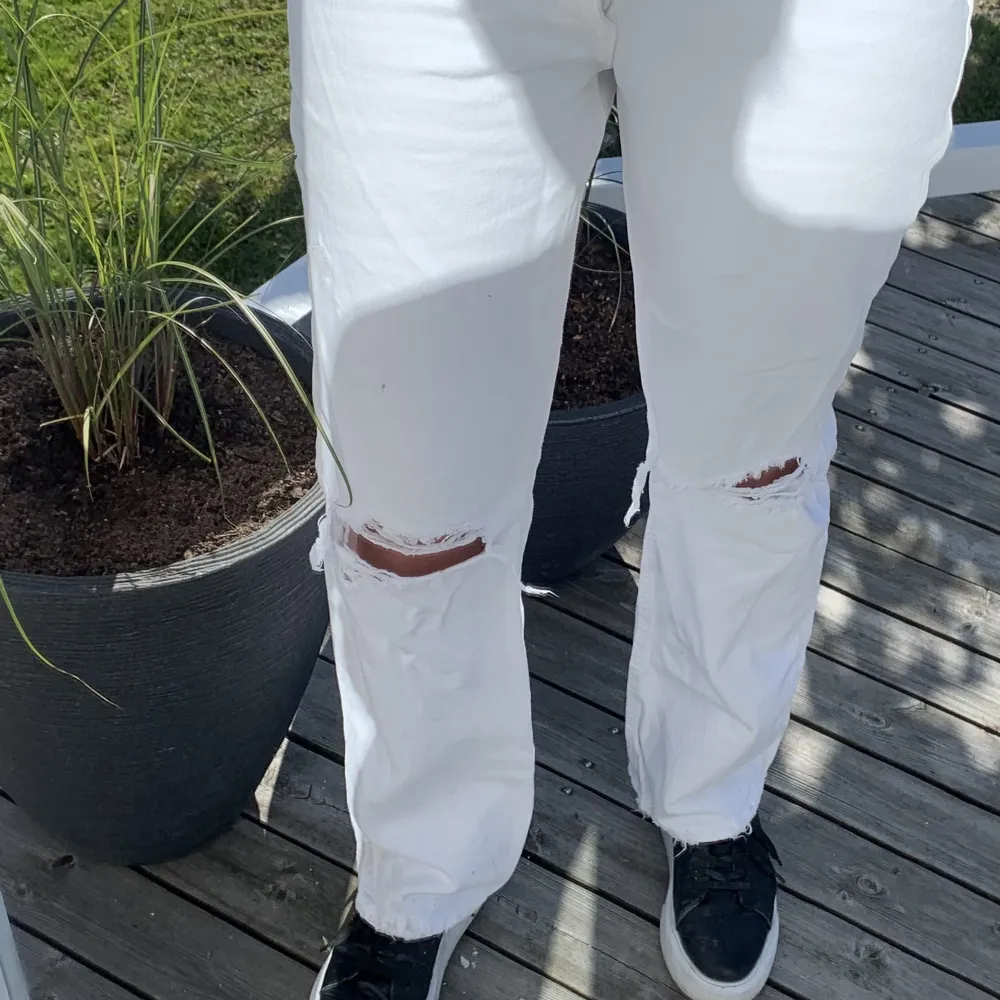 Säljer dom snygga vita, slitna, straight jeansen  från Zara. Nypris 399,00kr säljer mina för 100.00kr. Hör av er om ni är intresserade! Köparen står för frakten💙🤍. Jeans & Byxor.