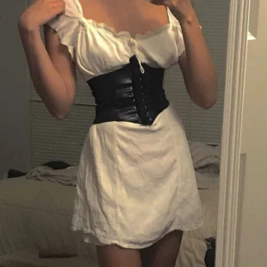 korsettbälte - säljer ett jättefint trendigt korsettbälte då det inte är min stil 💕 aldrig använd, storlek one size (S) men den är ganska stretchig så passar säkert större storlekar 💕 använd gärna köp nu 🙌