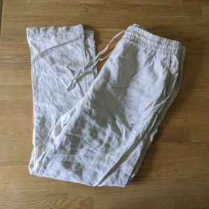 Beige linnebyxor  - Beige linnebyxor i storlek M från H&M. Sparsamt använda och i fint skick. Köpta för 399kr.