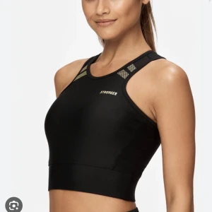 Stranger topp - Säljer min populära träningstopp från stronger då den inte passar mig längre🥰 pris går alltid att diskutera