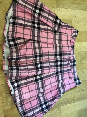 Rosa svart kjol - Rosa och svart Skater skirt från Shein. Hållare för kedja/nyckelring/annan dekoration finns men går att ta bort. Bra kvalitet!