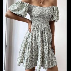 Grön sommarklänning - (1 bild är lånad) Jättefin grön sommarklänning. Enbart använd två gånger och är i nyskick. 🥰