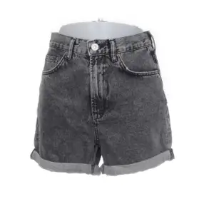 Jeans shorts köpta från Sellpy i nyskick med lappen kvar, i ”mom” modell, för små så säljer igen