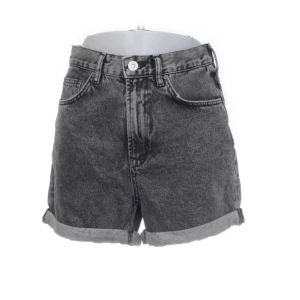 Jeans shorts - Jeans shorts köpta från Sellpy i nyskick med lappen kvar, i ”mom” modell, för små så säljer igen