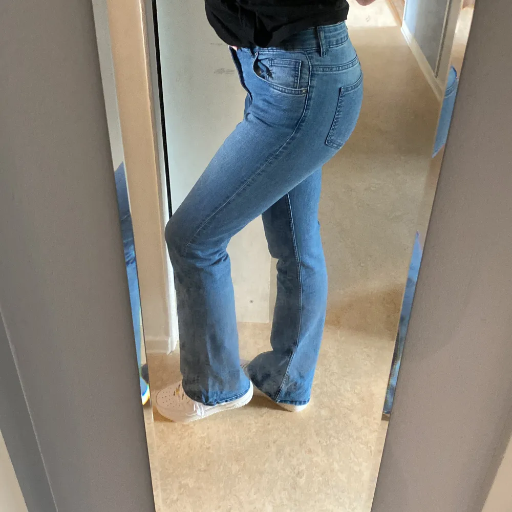 snygga jeans i töjbart material. använda men i fint skick, säljer då jag inte tycker de passar så bra på mig. Jeans & Byxor.